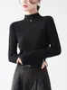 Blusa de tricô de designer Andi Velvet com gola alta discreta e única, adequada para mulheres usarem como camada base no outono e inverno, oferecendo um toque de luxo.