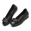 Novos sapatos femininos de couro para comércio exterior transfronteiriço, com salto baixo, salto plataforma, sola macia e cabedal macio, adequados para mães, trajeto profissional e antiderrapantes