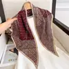 Lenço de Seda Grande Triangular Estilo Coreano e Japonês para Mulheres, Lenço de Cabeça Decorativo Versátil, Multi-Uso, Lenço de Pescoço de Luxo Leve