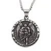 P1519 Joyería de Exportación al por Mayor Europea y Americana Personalizada Retro Alas de Ángel Colgante Redondo de Acero de Titanio para Hombre