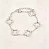 Pulsera minimalista calada de trébol de cuatro hojas estilo europeo y americano para mujer, diseño dulce y elegante francés, llena de circonita, joyería de flor de cuatro hojas