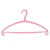 Percha de plástico curvada para uso doméstico, antideslizante, sin marca, engrosada con hombros anchos, para secar y guardar ropa, diseño simple, especializada para armario