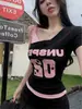 9208# Camiseta de Manga Corta con Diseño Falso de Dos Piezas, Bloques de Color, Estampado de Letras, para Mujer, Estilo Chica Picante, Hombros Descubiertos, Tirante, Almohadilla en el Pecho, Ajuste Delgado