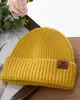 Nuevo Gorro de Punto con Etiqueta de Cuero con Letra para Otoño e Invierno, Gorro de Moda Versátil para Exteriores a Prueba de Frío para Mujeres, Gorro de Lana Cálido de Doble Capa