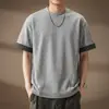 Camiseta de manga curta de alta qualidade, minimalista e versátil para homens, apresentando um novo design de verão com um padrão patchwork xadrez, corte solto, gola redonda e tecido de peso pesado, tornando-a uma peça da moda