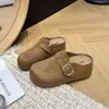 Sandálias mule casuais femininas versáteis 2026 com solas grossas, design de bico fechado e novo estilo de fivela de cinto com palmilha oculta para aumentar a altura