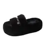 Novo estilo de pantufas de algodão, moderno e popular, com forro felpudo, adequadas para o outono e inverno de 2026, projetadas para uso externo, com sola grossa, versáteis e com efeito de aumento de altura para mulheres
