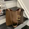 Bolso Cubo de Hombro Simple Urbano Transfronterizo Gran Capacidad 2026 Moda PU Color Sólido Estilo Perezoso para Viajes Diarios