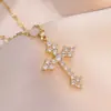 Colar Feminino Colorido Zircônia Joias Design de Nicho Pingente Cruz Completo em Diamante Colar Corrente de Clavícula em Aço Inoxidável