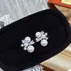 Brincos Florais Naturais de Pérola de Água Doce com Múltiplas Contas Suaves em Estilo Francês, Brincos de Luxo Leve de Nicho de Alta Qualidade, Atacado do Fabricante