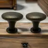 Aleación de Zinc Bronce Cabeza Redonda Simple Agujero Único Manija Americana Estilo Europeo Antiguo Manija Negra Antigua Cajón Manija Pequeña