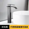 Diretamente do fabricante da torneira: torneiras de cascata para banheiro, torneiras de lavatório, torneiras de água fria e quente de bico largo estilo europeu
