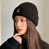 Gorro de Tricô Bordado com Letra C Estilo Coreano para Outono e Inverno, Gorro Estudante Protetor de Orelhas, Chapéu de Lã Quente e à Prova de Frio