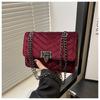 Bolsa Quadrada Pequena Preta Estilo Hong Kong para Mulheres Verão 2025 Nova Moda Tendência Bolsa de Ombro de Veludo Bolsa de Corrente Losango