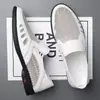 Nuevos zapatos casuales de cuero para hombre de verano, cuero suave, suela blanda, zapatos de cuero de punto volador de malla, sandalias de cuero slip-on transpirables