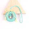 Colgante de Anillo de Madera Tejido de Color Accesorios para Mochila Escolar Venta al por Mayor Colgante de Anillo de Madera Colgante de Hilo de Algodón Juguete de Confort Colgante para Cochecito de Bebé