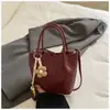 Bolsa de mão retrô transfronteiriça para mulheres, nova bolsa de ombro tecida da moda 2026, bolsa transversal de nicho para o dia a dia