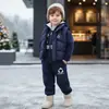 Conjunto de Inverno com Forro de Fleece para Meninos 2026 Novo Estilo Roupas de Inverno Espessas Infantis Colete com Capuz para Bebê Conjunto de Três Peças Moderno