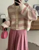 Cardigan Suéter Listrado Color Block Gola Redonda Estilo Novo 2025 Inspirado em Chanel para Mulheres, Outono e Inverno Curto Macio Versátil de Tricô