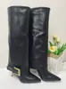 Botas Largas de Mujer de Nuevo Estilo Europeo y Americano 2026, Delgadas, de Tacón Alto, Punta Fina, Hebilla Metálica, Pierna Ancha, Circunferencia de Pantorrilla Grande, Talla Grande, para Exportación