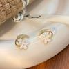 Brincos de Tarraxa Pequenos Flor de Resina em Prata de Lei S925 com Diamantes, Brincos Curvos, Acessórios de Orelha Florais, Estilo Fresco para Mulheres, Design de Pétala