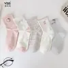 Calcetines para niñas Yishuangshuang, nuevos calcetines de otoño e invierno con forma de corazón de dibujos animados hasta la mitad de la pantorrilla, algodón peinado, calcetines estilo Miu con letras y caras sonrientes para estudiantes