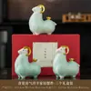 Adorno Creativo del Año de la Oveja Tres Ovejas Trayendo Prosperidad Cerámica Atrae Riqueza Adorno de Zodiaco de Oveja Decoración de Entrada Mascota Auspiciosa Regalo de Inauguración de Casa