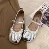 Zapatos Mary Jane Plateados Estilo Pequeño Chanel Retro para Mujer 2026 Otoño Nuevo Estilo Corte Bajo Suela Suave Zapatos de una Sola Pieza para Combinar con Faldas Zapatos de Noche
