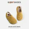 Sandálias Infantis Primavera e Verão Novo Estilo Moda Feminina Sapatos com Furos Sapatos Vazados Birkenstock Sapatos de Praia Antiderrapantes com Solado Macio para Meninas