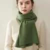 Cachecol 100% caxemira pura, macio, hipoalergênico, leve, simples, versátil, quente e oferece proteção contra o frio.; um cachecol de comprimento médio