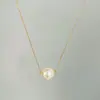 Los collares de perlas se pueden combinar libremente, ofreciendo una cadena para la clavícula de lujo ligero y versátil con un diseño simple y elegante.