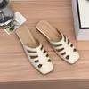 Sandalias retro negras nuevas de suela blanda para uso exterior, zapatos slip-on calados, pantuflas de punta cerrada verano 2026, nuevo diseño tejido