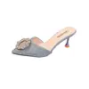 Meias chinelo de verão femininas para uso externo, novo estilo 2026, saltos altos com strass francês, salto fino, sandálias de bico fechado, preto