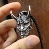 Nueva máscara prajna japonesa tradicional de cara roja tallada tridimensionalmente, dominante, colgante de collar de perlas que no se desvanece, cuerda negra de algodón