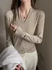 Camisa básica versátil de gola V cuidadosamente selecionada para mulheres, pura e atraente para o início do outono, com corte justo, que valoriza a silhueta, ombros retos, manga longa, top interno para meninas estilosas