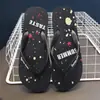Novas chinelas masculinas para uso externo, chinelos casuais simples para homens, sandálias de praia antiderrapantes para o verão de 2026
