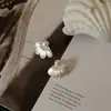 Aretes de perlas de pétalos cepillados para mujer, nuevo estilo chino, diseño de estilo nacional, aretes de temperamento de lujo ligero para combinar con todo, aretes de alta gama, moda