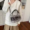 Bolso de felpa de alta gama tipo dumpling para otoño e invierno para mujer, nuevo diseño de nicho 2026, bolso de mano versátil para el día a día
