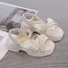 Sandalias Cuadradas de Tacón con Una Correa Estilo Coreano Casual Nuevas Primavera 2026 con Perlas y Punta Abierta Sandalias Versátiles de Tacón Medio