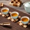 Almohadilla para taza de té, accesorios para juego de té Kung Fu, bandeja de té, adornos para mesa de té, almohadilla de aislamiento térmico de madera maciza, base para porta té en forma de tablero de ajedrez