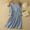 Fotos reales de la colección de otoño 2026: un vestido de manga larga de algodón puro para mujer, de corte holgado, longitud media, estilo retro, con bloques de color de cuadros azules y cuello redondo