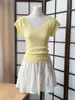 Camiseta de punto de seda helada de manga corta con cuello en V amarillo para mujer, verano, diseño francés fino, corte ajustado, adelgazante, top corto moderno