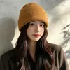 Nueva colección de otoño e invierno: Gorro de punto liso y minimalista con delicados adornos, diseño de estilo coreano que hace que la cara parezca más pequeña y proporciona calor y protección para los oídos