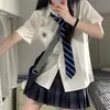Camisa de Manga Corta Estilo Universitario JK para Mujer Camisa Blanca Básica Bordada Estilo Escolar Top Holgado Versátil