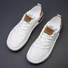 Zapatos de Hombre de Cuero Genuino Europeo con Suelas Gruesas, Zuecos Casuales Transpirables Huecos, Zapatos Blancos de Hombre 2026 Otoño Nuevos y Modernos