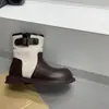 Botas casuais de couro versáteis para o dia a dia, modelo outono 2026, com fivela de cinto e design de costura