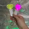 Mini Palo de Luz LED Tamaño Pequeño 15 Colores Acrílico Palo Fluorescente Estrella de Cinco Puntas Forma de Corazón Palo de Animación de Mano Llavero