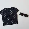 Camiseta de Verano de Manga Corta para Niñas Bebés Niños Marca de Moda Estilo Coreano Ajustada Corta con Lunares Hombros Descubiertos Top Nuevo Estilo 2026