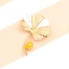Broche de hoja de ginkgo dorada, elegante y retro de alta gama con diseño de nube de sol, sencillo, concha blanca natural, para mujer