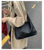 Bolsa Tote de Padrão Trançado Niche Coreana para Mulheres Verão 2026 Versátil Moda Casual Bolsa de Ombro Sob o Braço de Alta Qualidade
